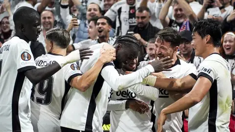 Beşiktaş oyuncuları Tüpraş Stadı'nda gol sevinci yaşarken