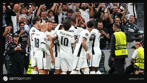 Beşiktaş formasıyla oyuncular sahada, Crystal Palace maçı öncesi atmosfer