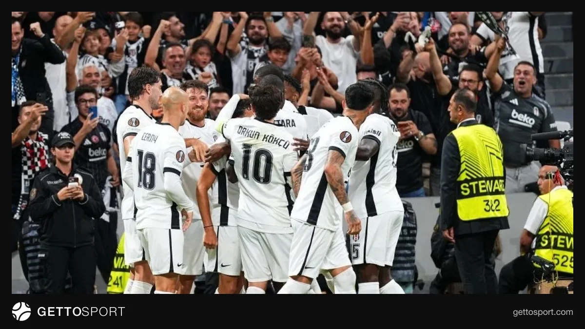 Beşiktaş formasıyla oyuncular sahada, Crystal Palace maçı öncesi atmosfer