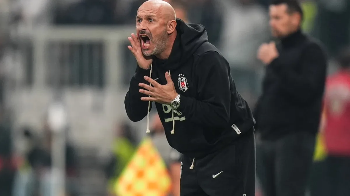 Beşiktaş teknik direktörü Andrea Italiano maç sonrası basın açıklaması yaparken
