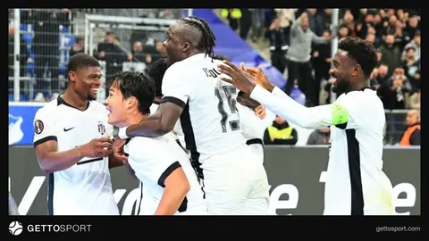 Vincenzo Italiano ve Beşiktaşlı oyuncular saha kenarında talimat verirken