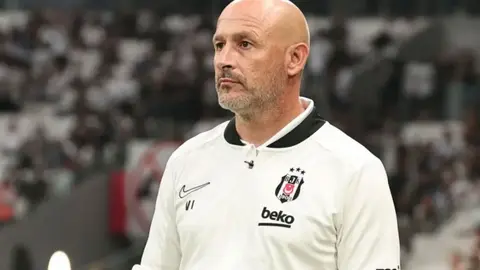 Vincenzo Italiano talimat verirken takım toplantısı