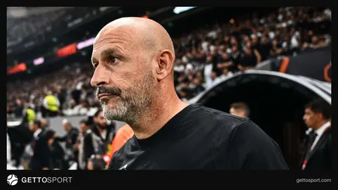 Vincenzo Italiano takım konuşması yaparken Beşiktaş forması