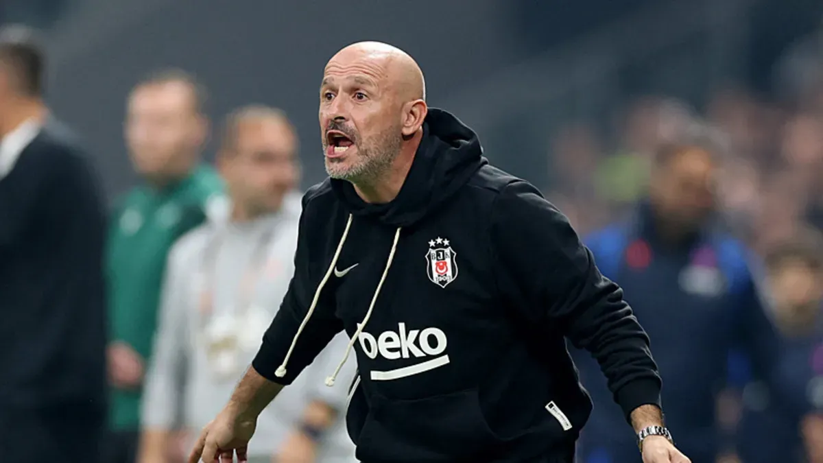 Vincenzo Italiano sahada oyuncularıyla konuşurken Beşiktaş forması giymiş Agbadou ve Emirhan