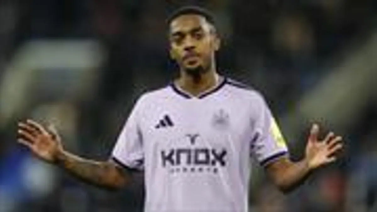 Joe Willock siyah-beyaz forma ile top sürüyor