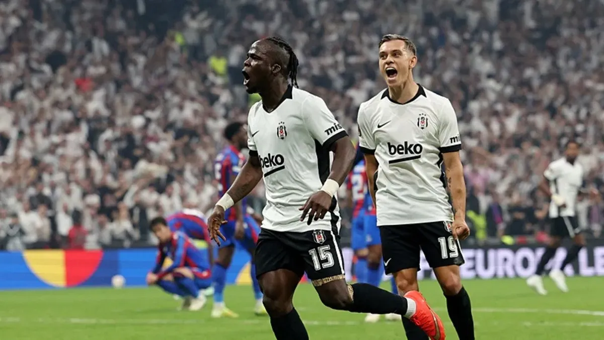 Beşiktaşlı futbolcular antrenmanda taktik çalışıyor