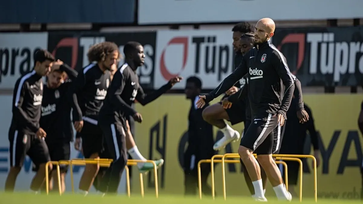 Beşiktaş futbol takımı idman sahasında taktik çalışırken