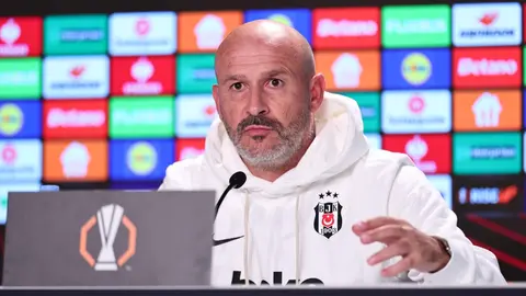 Vincenzo Italiano takım konuşması yaparken, Beşiktaş forması