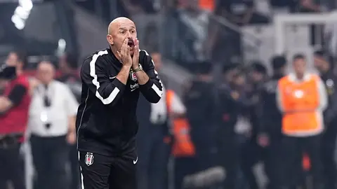 Beşiktaş teknik direktörü Vincenzo Italiano takımını talimat verirken, sahada Nübel ve Vlahovic