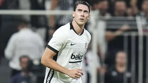 Beşiktaş formasıyla Dusan Vlahovic sahada düşünceli görüntü