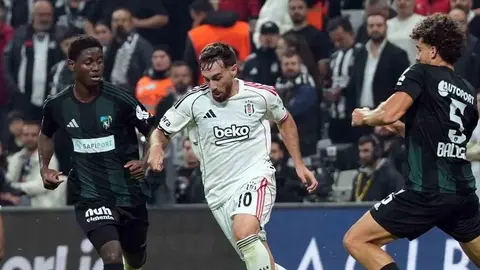 Beşiktaş futbolcuları Vodafone Park'ta maç öncesi ısınma yaparken