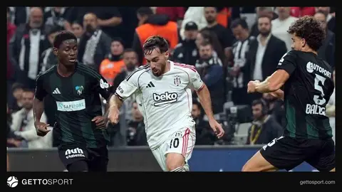 Beşiktaş futbolcuları Vodafone Park'ta maç öncesi ısınma yaparken