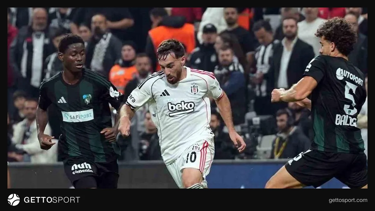 Beşiktaş futbolcuları Vodafone Park'ta maç öncesi ısınma yaparken
