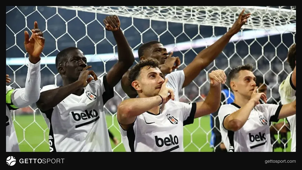 Beşiktaş formasıyla Dusan Vlahovic gol sevincinde, tribünler dolu
