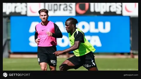 Beşiktaş oyuncuları Nevzat Demir Tesisleri'nde antrenman yaparken