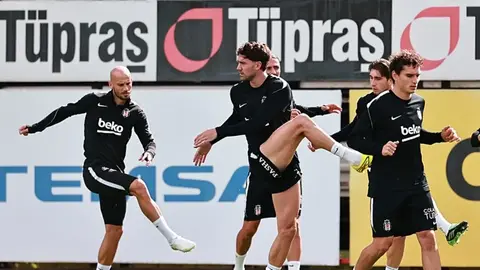 Beşiktaş futbolcuları Tüpraş Stadyumu'nda maç öncesi antrenmanda