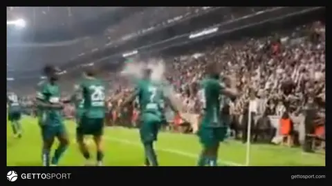 Tribünden sahaya pet su bardağı fırlatan seyirci ve maç görüntüsü