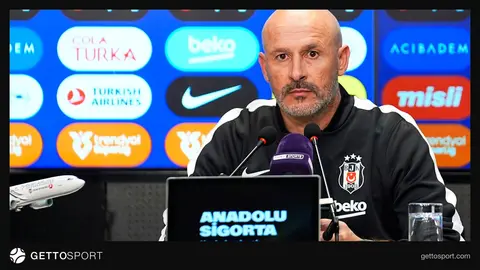 Beşiktaş teknik direktörü Vincenzo Italiano basın toplantısında konuşurken