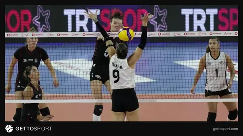 Beşiktaş kadın voleybol takımı maç sırasında smaç vuruşu