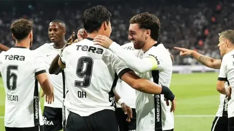 Beşiktaş futbolçuları meydanda qələbəni qeyd edirlər