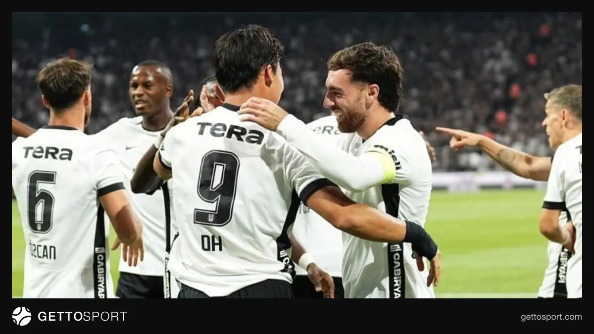 Beşiktaş futbolçuları meydanda qələbəni qeyd edirlər