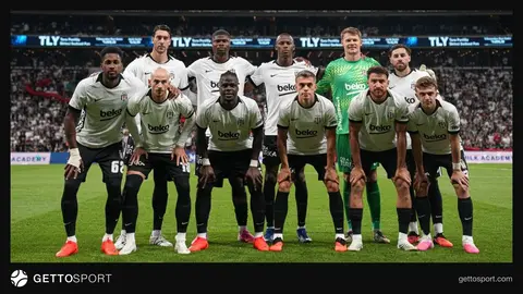 Beşiktaş futbolcuları maç öncesi ısınmada sahada