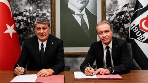 Beşiktaş yöneticileri toplantıda masa etrafında oturmuş