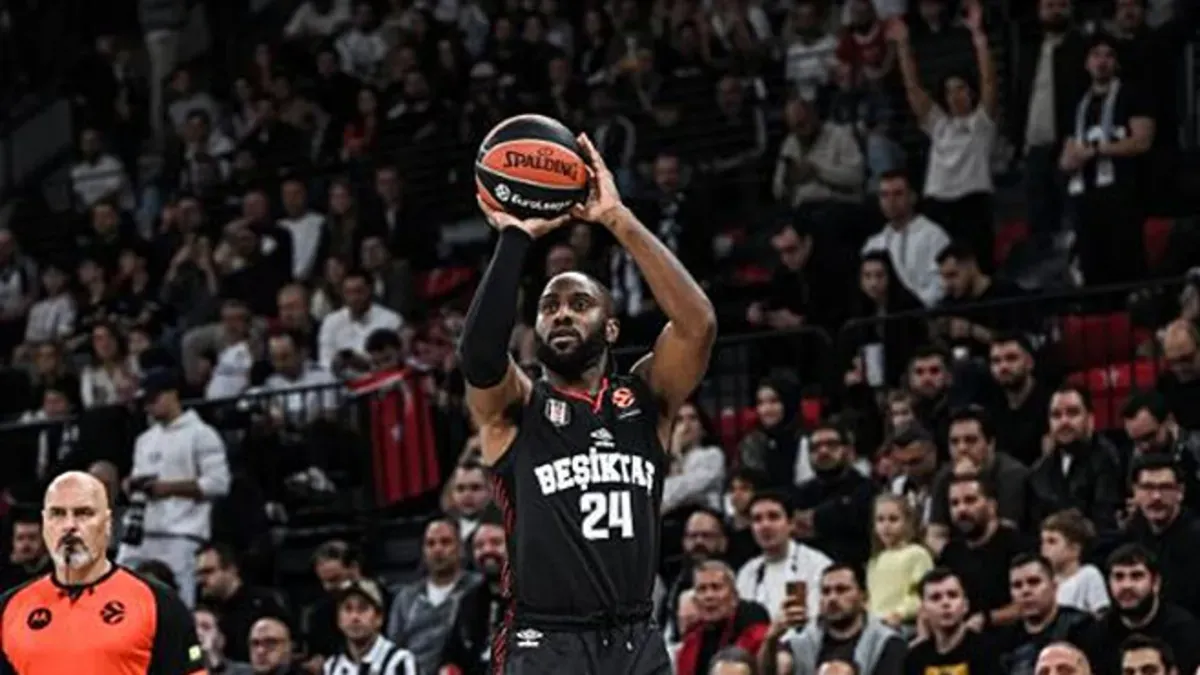 Beşiktaş ve Olympiakos oyuncuları Turkcell BGM'de maç sırasında