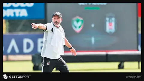 Beşiktaş teknik direktörü Vincenzo İtaliano oyuncularla saha kenarında talimat verirken