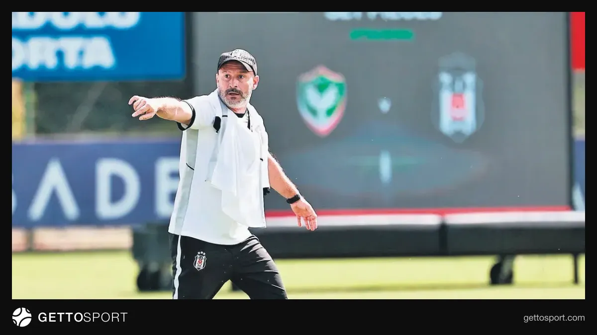 Beşiktaş teknik direktörü Vincenzo İtaliano oyuncularla saha kenarında talimat verirken