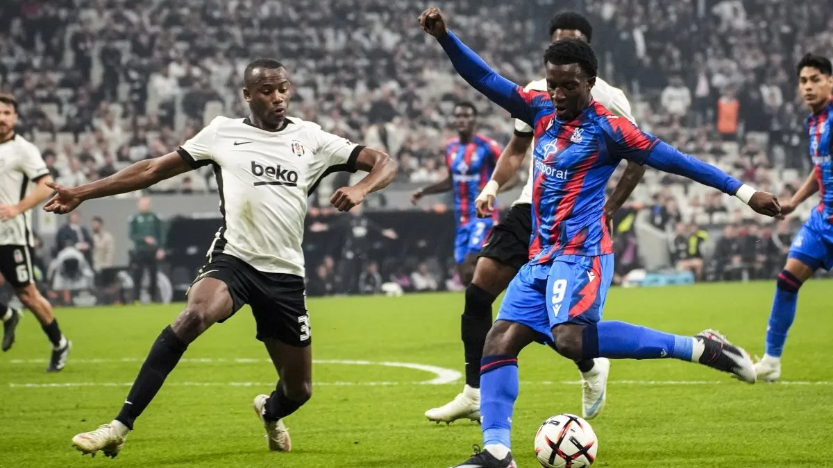 Beşiktaş defans oyuncuları topa müdahale ediyor, maç anı
