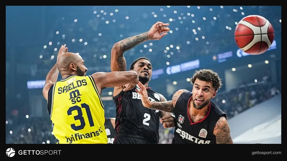 Beşiktaş formasıyla antrenmanda basketbolcu Mady Sissoko ve DaQuan Jeffries