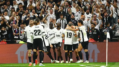 Beşiktaş savunma oyuncuları antrenmanda konuşuyor, Vincenzo Italiano kenarda talimat veriyor