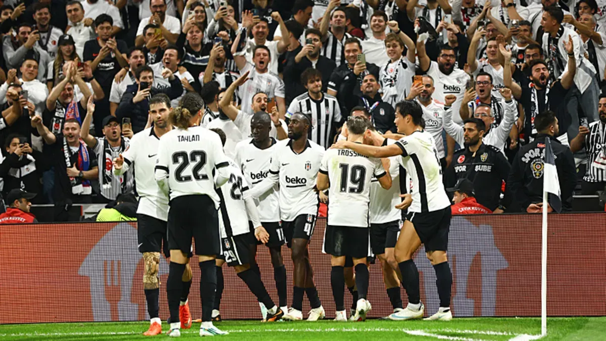 Beşiktaş savunma oyuncuları antrenmanda konuşuyor, Vincenzo Italiano kenarda talimat veriyor
