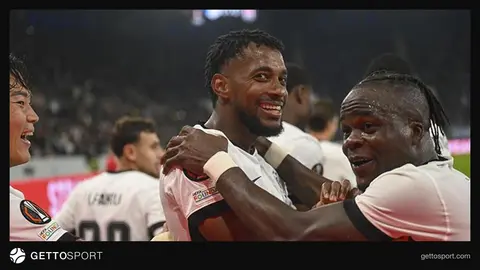 Beşiktaş oyuncuları sahada ısınırken takım kadrosu ve tribünler dolu