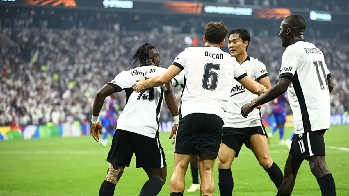 Beşiktaş formasıyla sahada mücadele eden oyuncular ve kırmızı kart anı