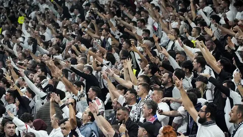 Tüpraş Stadyumu'nda Beşiktaş taraftarlarının coşkulu tezahüratları