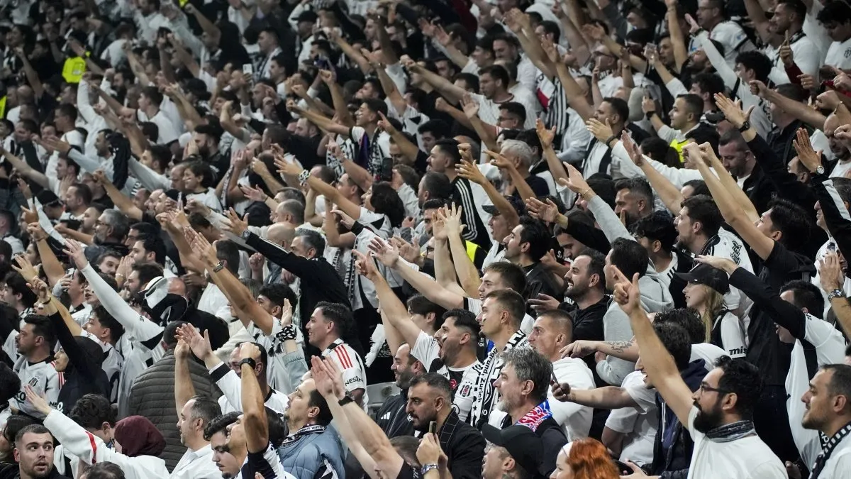 Tüpraş Stadyumu'nda Beşiktaş taraftarlarının coşkulu tezahüratları