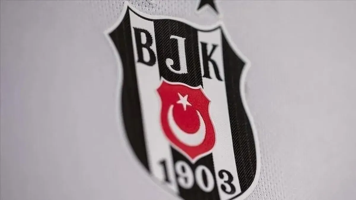 Stadyum önünde Kasımpaşa-Beşiktaş maçı için bilet satışını simgeleyen görüntü