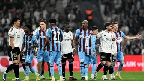 Beşiktaş ve Trabzonspor oyuncuları maç öncesi seremoni sırasında