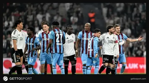 Beşiktaş ve Trabzonspor oyuncuları maç öncesi seremoni sırasında