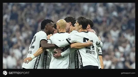 Beşiktaşlı futbolcular derbi öncesi ısınma yaparken