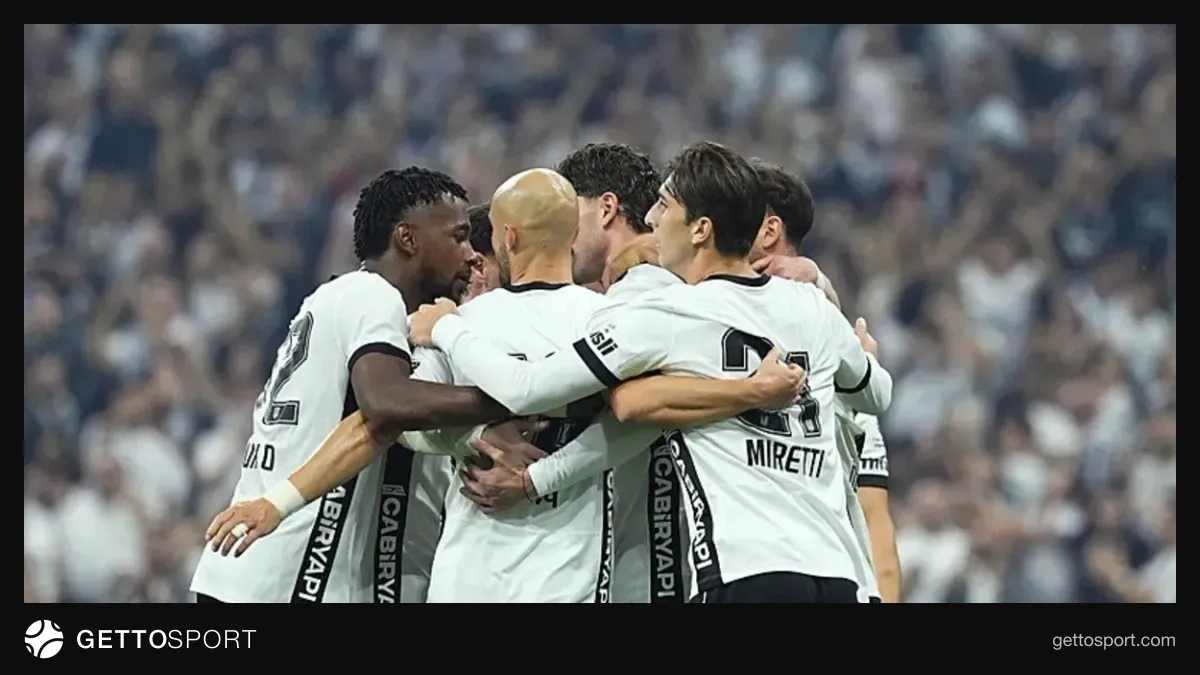 Beşiktaşlı futbolcular derbi öncesi ısınma yaparken