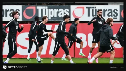 Beşiktaşlı futbolcular antrenman sahasında çalışırken