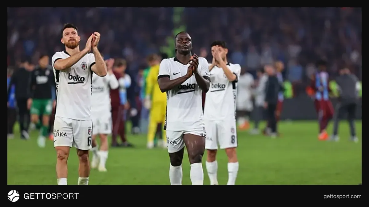 Beşiktaşlı oyuncular deplasman tribününü alkışlıyor