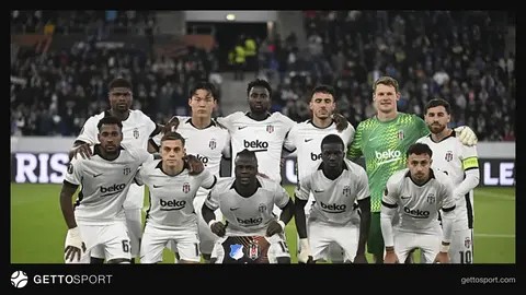 Beşiktaş savunma oyuncuları antrenmanda konuşuyor