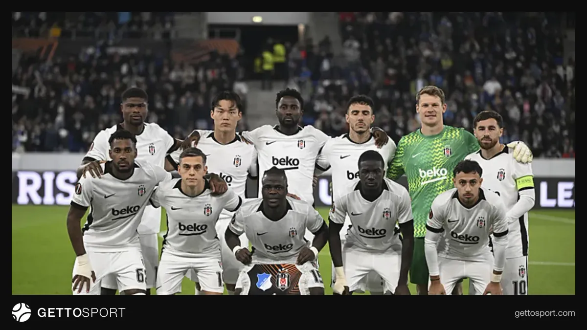 Beşiktaş savunma oyuncuları antrenmanda konuşuyor