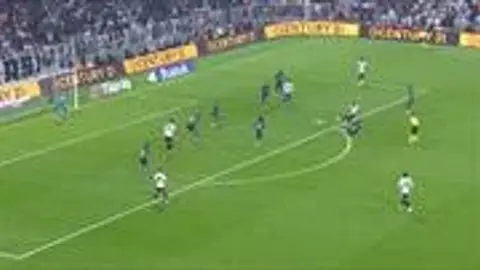 Beşiktaşlı oyuncular Kocaelispor maçında hücum geliştirirken