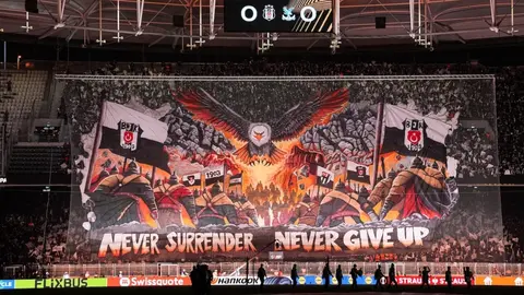 Kuzey tribününde kanat açmış kartal koreografisi ve pankartlar