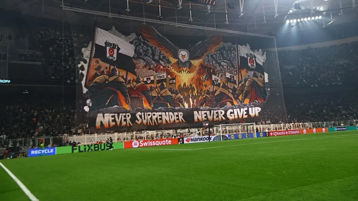 Dolmabahçe'de coşkulu Beşiktaş taraftarı tribünleri doldurmuş, bayraklar ve meşalelerle destek veriyor